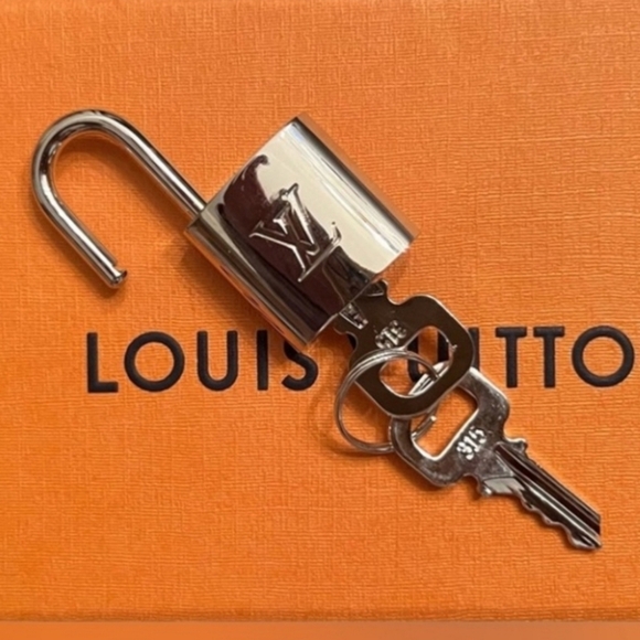 🔹️LOUIS VUITTON🔹️ #️⃣ 3️⃣1️⃣5️⃣  Silver Lock with 2 KEYS + COA ✨️ - Picture 1 of 9